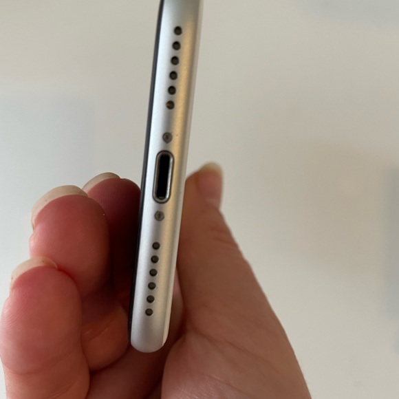 (SOLD) EXCELLENT CONDITION iPhone SE 2nd - purchased do not buy - Picture 7 of 11